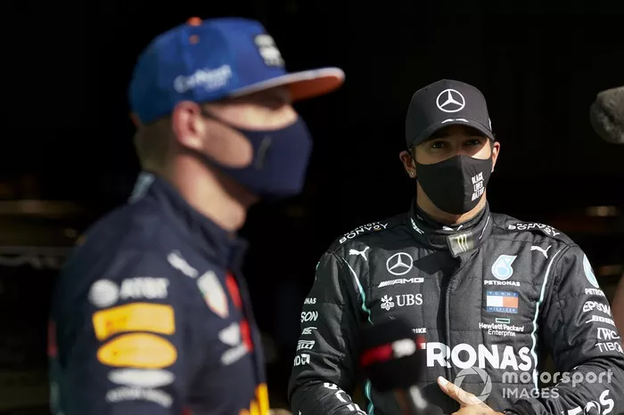 Max Verstappen, Red Bull Racing, y ganado de la pole Lewis Hamilton, Mercedes-AMG F1
