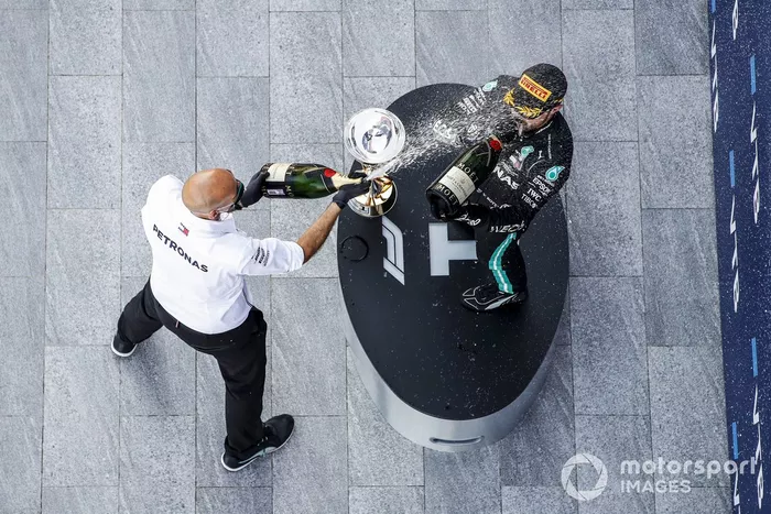 Podio: ganador de la carrera Valtteri Bottas, Mercedes-AMG F1, tercer lugar Lewis Hamilton, Mercedes-AMG F1