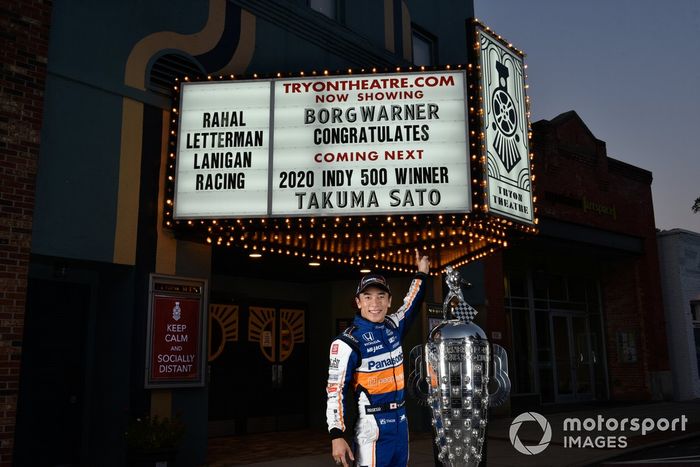 Takuma Sato con el Trofeo Borg-Warner en el Teatro Tryon
