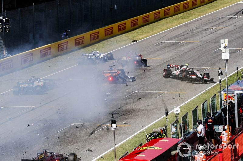 Choque al reinicio de Carlos Sainz Jr., McLaren MCL35, Antonio Giovinazzi, Alfa Romeo Racing C39 y Kevin Magnussen, Haas VF-20