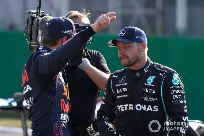 El segundo lugar Max Verstappen, Red Bull Racing y el ganador de la carrera sprint Valtteri Bottas, Mercedes