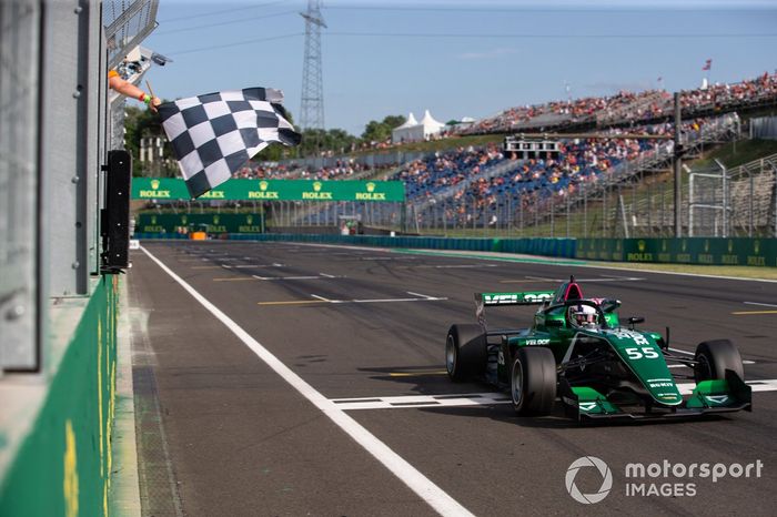 Ganadora Jamie Chadwick cruza la meta