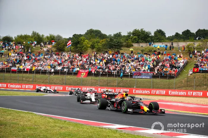 Max Verstappen, Red Bull Racing RB16B, Kimi Raikkonen, Alfa Romeo Racing C41