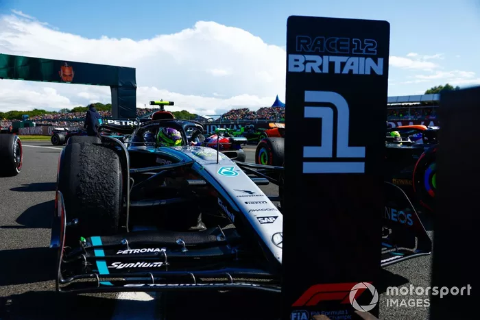 Le vainqueur de la course, Lewis Hamilton, Mercedes F1 W15, s'arrête dans le parc ferme à côté de Lando Norris, McLaren MCL38.