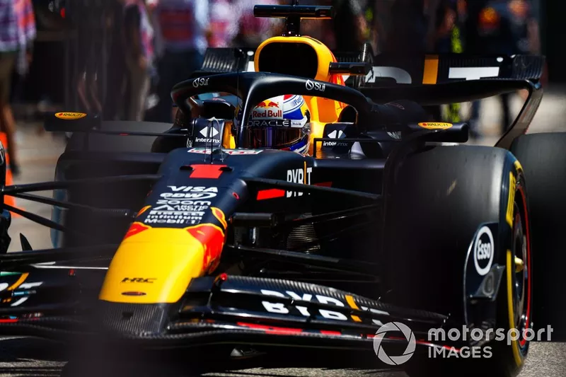 Max Verstappen, Red Bull Racing RB20, in de pitstraat