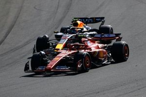 Carlos Sainz, Ferrari SF-24, adelanta a Sergio Pérez, Red Bull Racing RB20