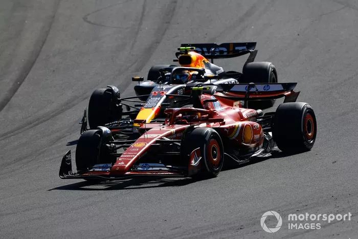 Carlos Sainz, Ferrari SF-24, adelanta a Sergio Pérez, Red Bull Racing RB20