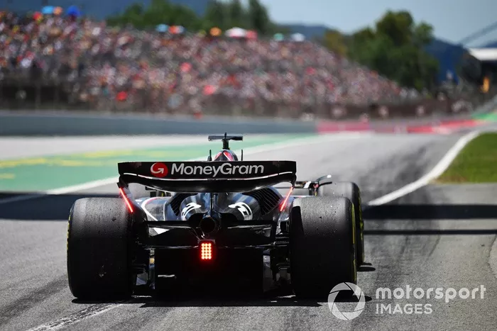 Kevin Magnussen, Haas VF-24, sale del pit lane
