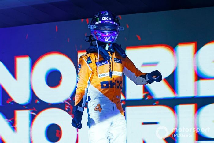 Lando Norris, McLaren F1 Team, 1ª posición, celebra su llegada al Parc Ferme