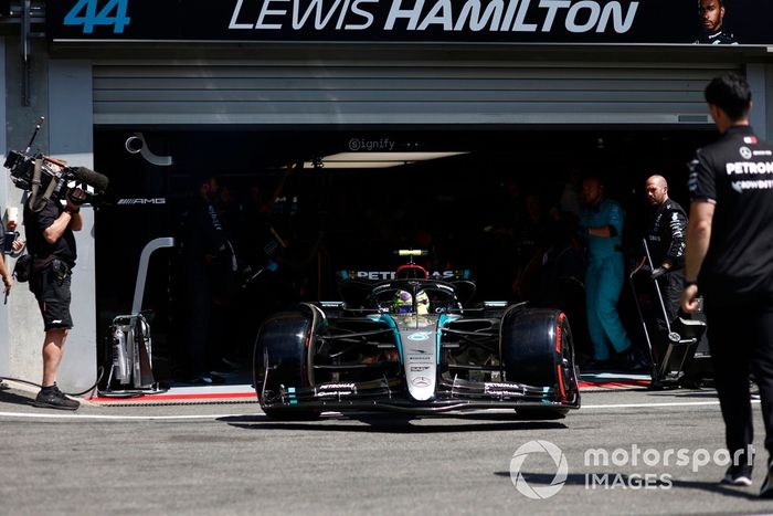 Lewis Hamilton, Mercedes F1 W15, sale del garaje