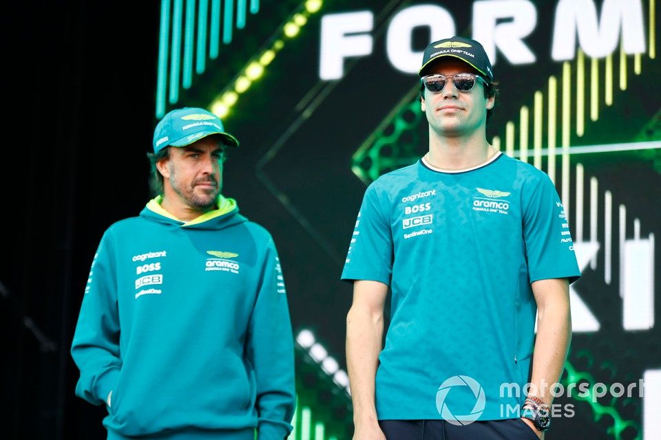 Fernando Alonso, Aston Martin F1 Team, Lance Stroll, Aston Martin F1 Team, na scenie podczas forum fanów
