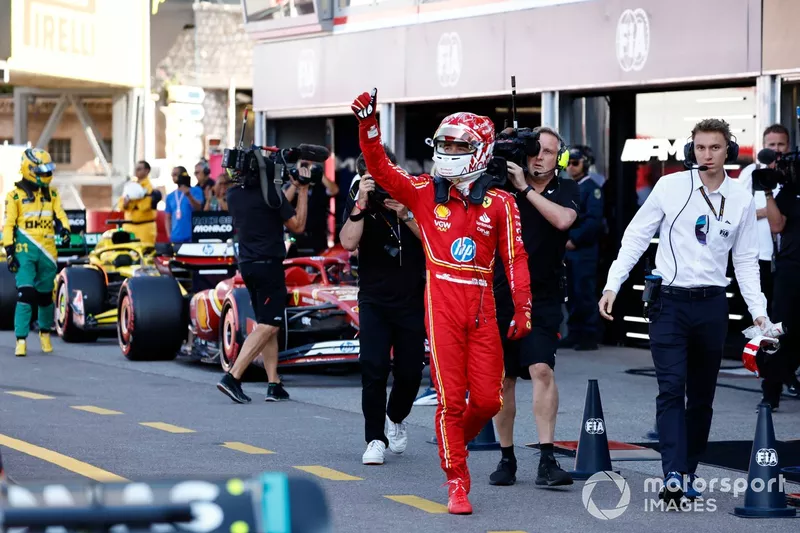 Charles Leclerc, de la Scuderia Ferrari, fête son arrivée au Parc Ferme.