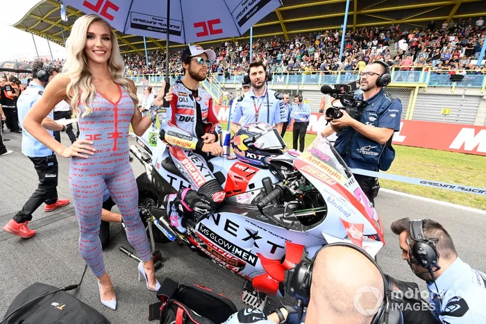 Una chica de la parrilla con Enea Bastianini, Gresini Racing