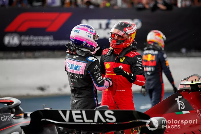Fernando Alonso, Alpine F1 Team, felicita al ganador de la carrera Carlos Sainz, Ferrari