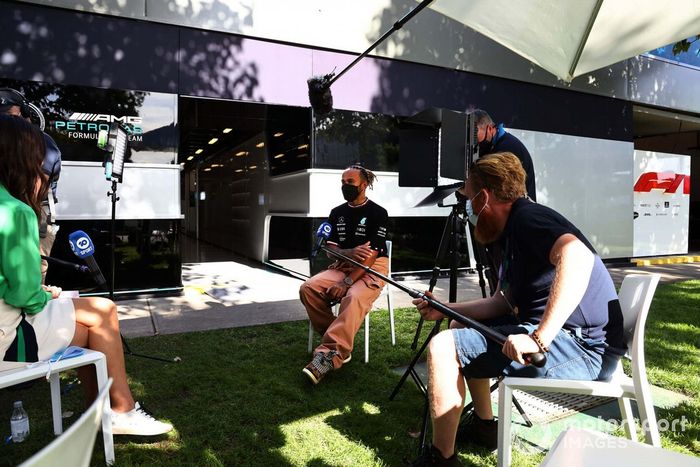 Lewis Hamilton, Mercedes-AMG, es entrevistado