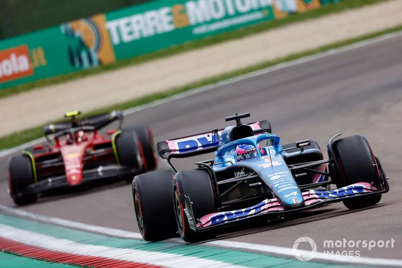 Fernando Alonso, Alpine A522, Carlos Sainz Jr., Ferrari F1-75