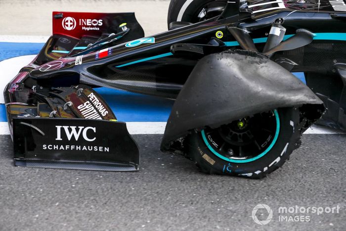 Valtteri Bottas, Mercedes F1 W11, en pits con un neumático pinchado
