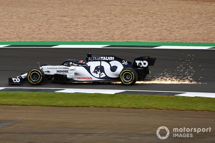 Daniil Kvyat, AlphaTauri AT01 sacando chispas