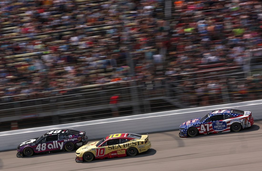 Alex Bowman, Hendrick Motorsports Chevrolet, Ty Dillon, Kaulig Racing Chevrolet, Ricky Stenhouse Jr, Hyak Motorsports Chevrolet