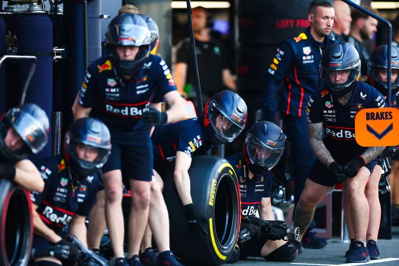 L'équipe des stands de Red Bull Racing prête pour un arrêt au stand