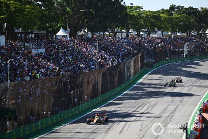 Lando Norris, McLaren MCL60, Lewis Hamilton, Mercedes F1 W14, Sergio Pérez, Red Bull Racing RB19 