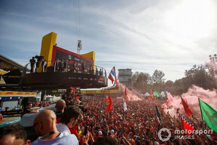 Sergio Pérez, Red Bull Racing, 2ª posición, Max Verstappen, Red Bull Racing, 1ª posición, Carlos Sainz, Scuderia Ferrari, 3ª posición, en el podio.