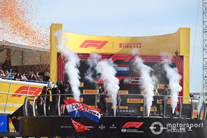 Sergio Pérez, Red Bull Racing, 2ª posición, Max Verstappen, Red Bull Racing, 1ª posición, Carlos Sainz, Scuderia Ferrari, 3ª posición, celebran en el podio con Champán.