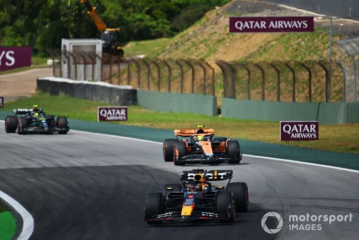 Max Verstappen, Red Bull Racing RB19, Lando Norris, McLaren MCL60, Lewis Hamilton, Mercedes F1 W14