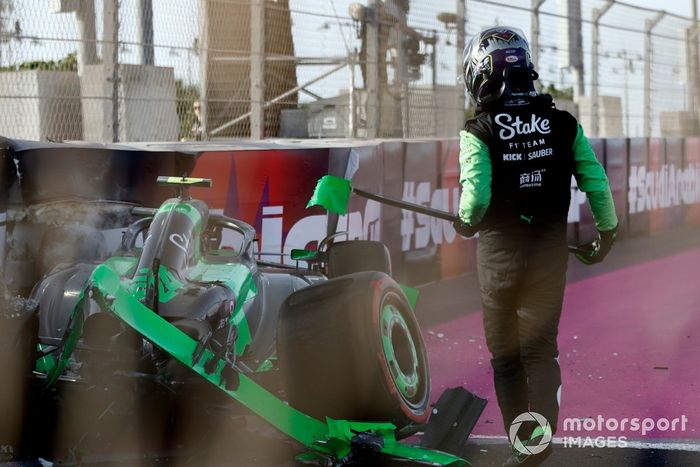 Zhou Guanyu, Stake F1 Team Kick Sauber C44, despeja algunos restos tras chocar en la FP3