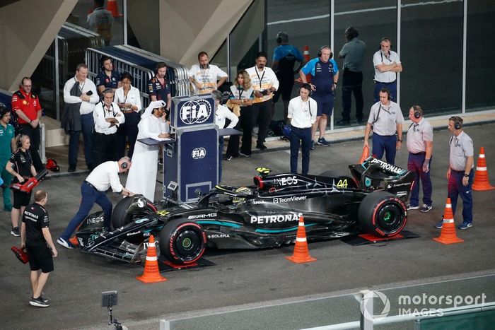 Lewis Hamilton, Mercedes F1 W14, en la báscula