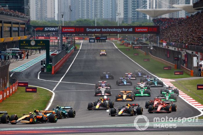 Lewis Hamilton, Mercedes F1 W15, Lando Norris, McLaren MCL38, Fernando Alonso, Aston Martin AMR24, Max Verstappen, Red Bull Racing RB20, el resto de la parrilla al inicio del Sprint.