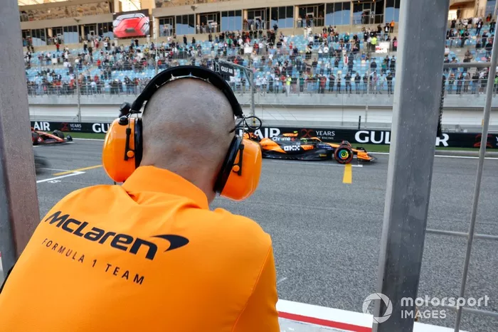 Lando Norris, McLaren MCL38, passe le mur des stands