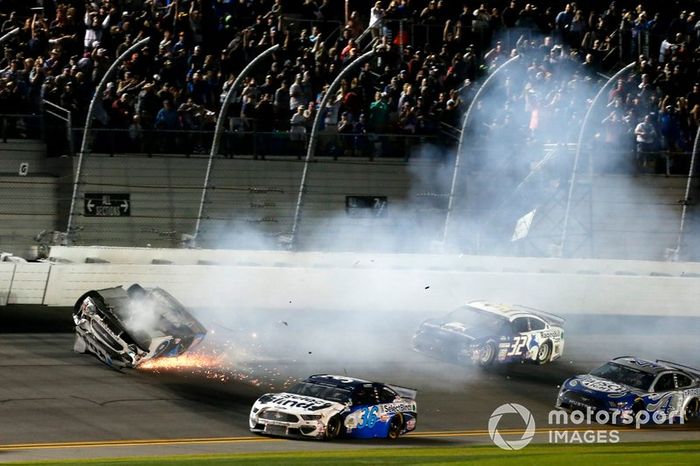 Choque de Ryan Newman, Roush Fenway Racing, Ford Mustang Koch Industries