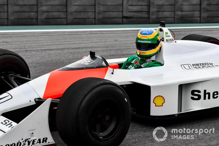 Bruno Senna conduce el McLaren MP4/4