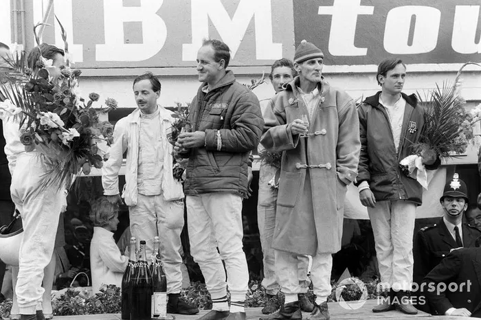 Bruce McLaren y Chris Amon, primeros; Denny Hulme y Ken Miles, segundos; Colin Davis y Jo Siffert, primeros en P2.0