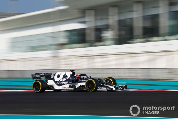 Pierre Gasly, con un AlphaTauri AT01 adaptado (muleto) con los Pirelli de 18 pulgadas  