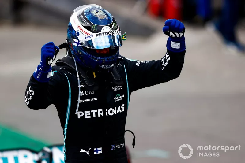 Valtteri Bottas, Mercedes, 1a posizione, festeggia nel Parc Ferme