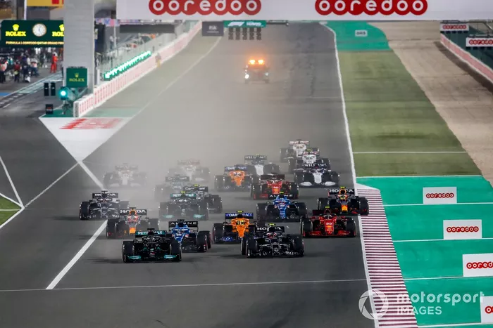 Arrancada: Lewis Hamilton, Mercedes W12, Pierre Gasly, AlphaTauri AT02, Fernando Alonso, Alpine A521, Lando Norris, McLaren MCL35M y el resto