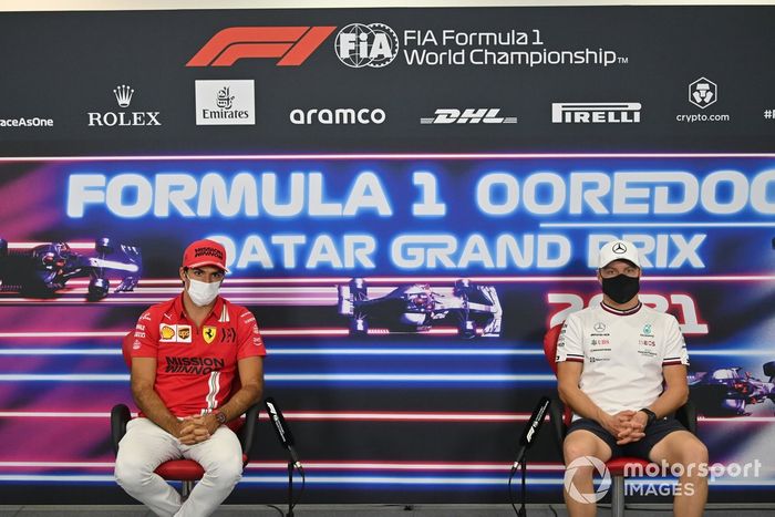 Carlos Sainz Jr., Ferrari y Valtteri Bottas, Mercedes en la rueda de prensa