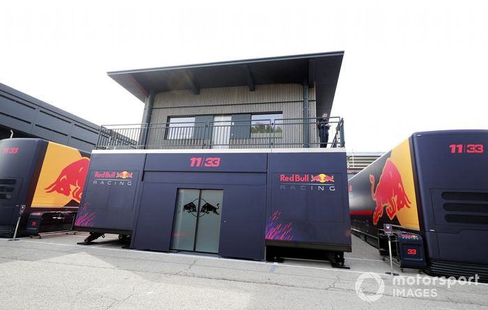 El Red Bull energy station (motorhome de Red Bull) en el paddock
