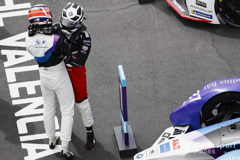 Ganador Jake Dennis, BMW i Andretti Motorsport, es felicitado por el segundo lugar Andre Lotterer, Porsche