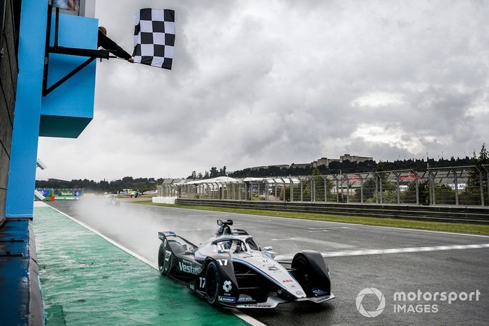 El ganador de la carrera Nyck de Vries, Mercedes-Benz EQ, EQ Silver Arrow 02 cruza la línea de meta