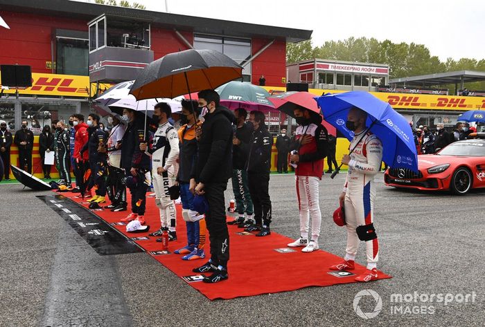 Los pilotos se sitúan en la parrilla para los himnos nacionales antes de la salida