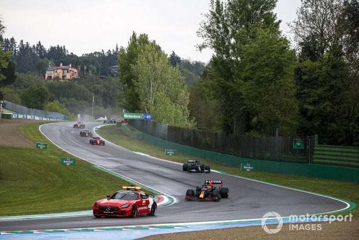El Safety Car Max Verstappen, Red Bull Racing RB16B, y Lewis Hamilton, Mercedes W12