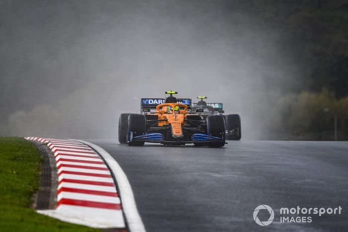 Lando Norris, McLaren MCL35, Valtteri Bottas, Mercedes F1 W11