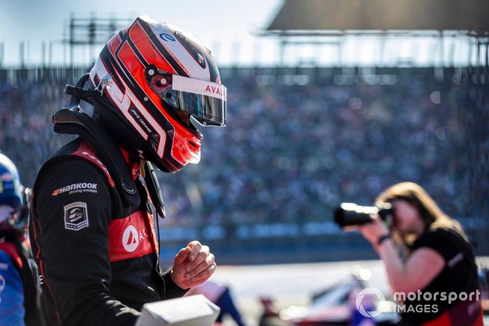 Jake Dennis, Andretti Autosport, 1ª posición, celebra tras la carrera