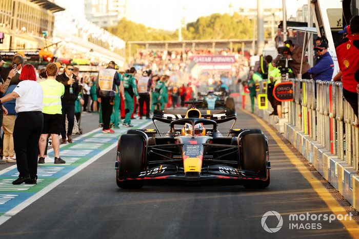 Max Verstappen, Red Bull Racing RB19, celebra su regreso a boxes