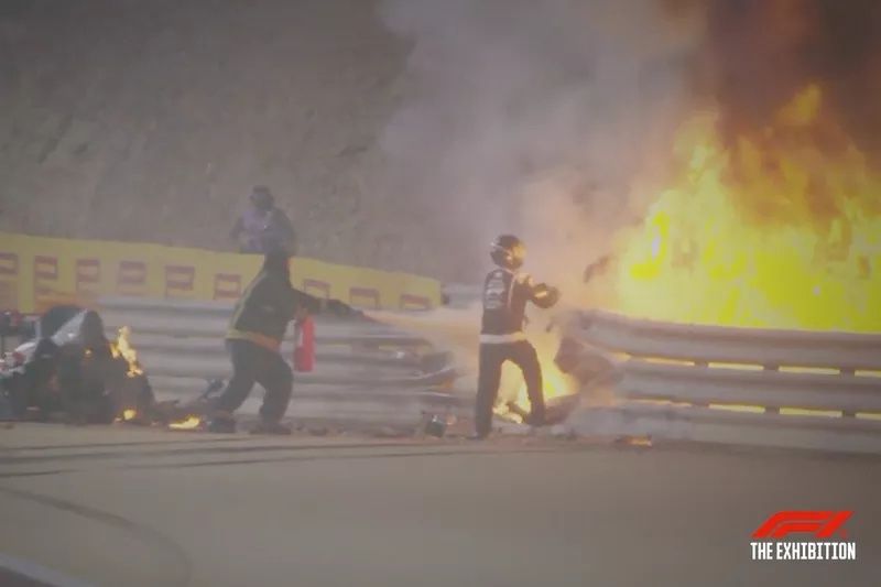 Exposition de la monoplace de Romain Grosjean après l'accident du GP de Bahreïn 2020