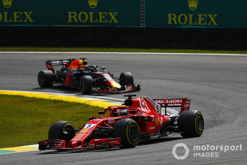 Себастьян Феттель, Ferrari SF71H, попереду Даніеля Ріккардо, Red Bull Racing RB14
