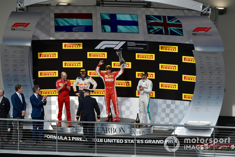 Карло Санті, гоночний інженер Ferrari, Макс Ферстаппен, Red Bull Racing, Кімі Райкконен, Ferrari, та Льюіс Хемілтон, Mercedes AMG F1 святкують з шампанським на подіумі